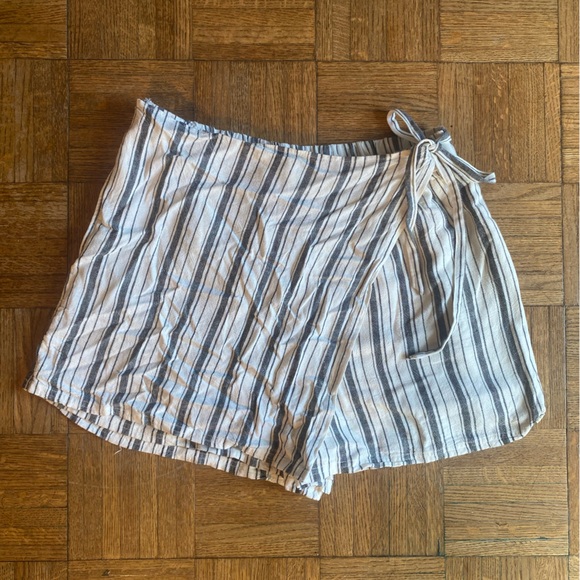 American Eagle Outfitters Black and White Striped Wrap Shorts - Picture 1 of 3